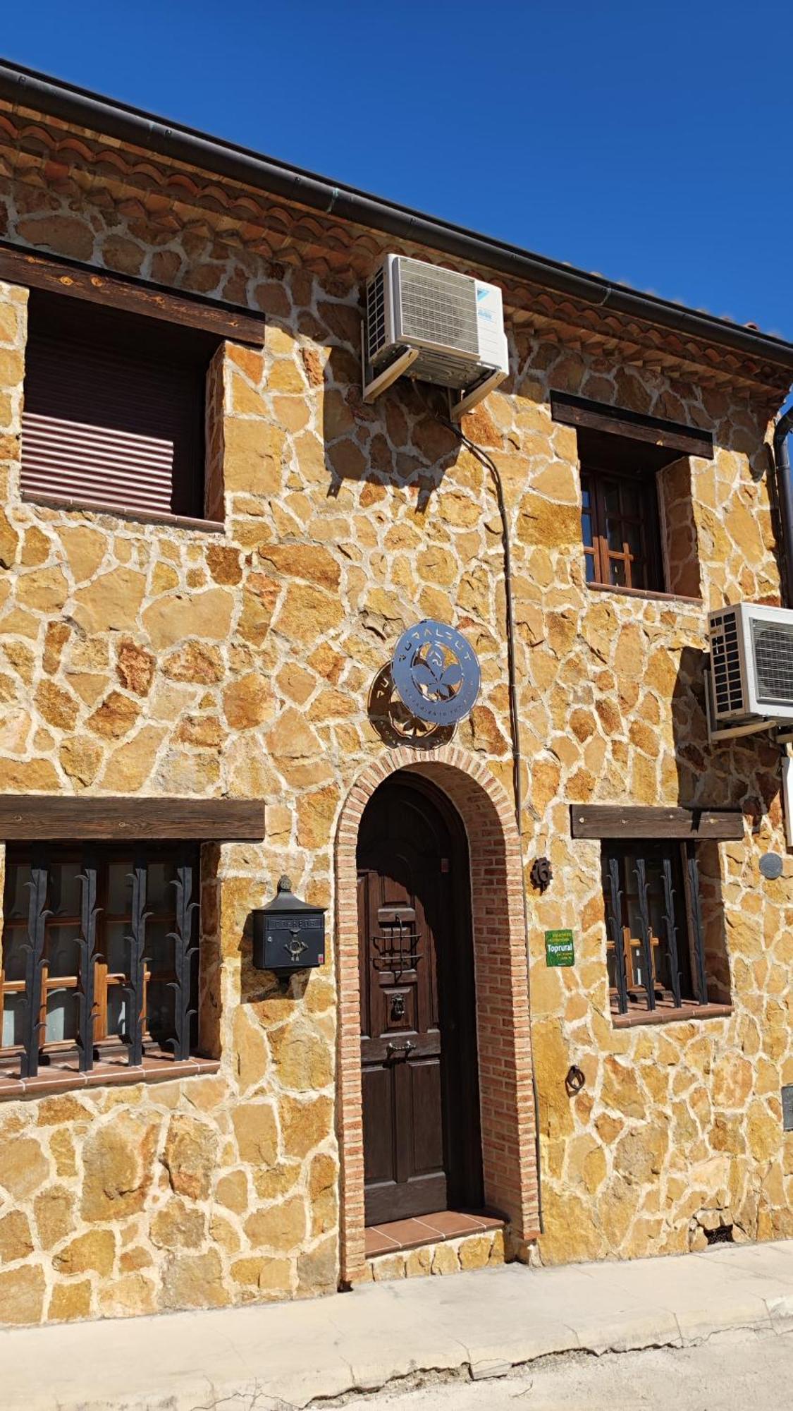 Ruralrut-El Tiemblo Wifi, Cabina De Hidromasaje, Aire Acondicionado Y A Pocos Metros De Zonas De Bano Naturales Ngoại thất bức ảnh